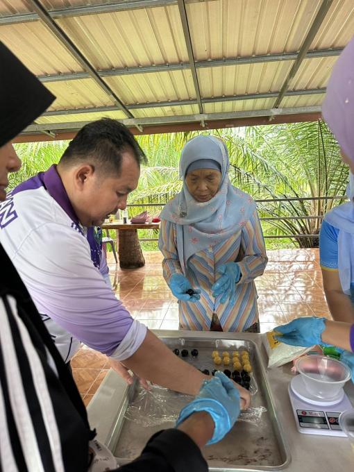 กิจกรรมสอนทำขนมบัวหิมะและขนมปั้นสิบ" อาคารอเนกประสงค์หมู่ที่ 3