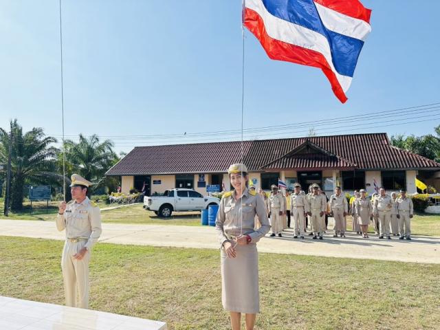 กิจกรรมเคารพธงชาติ  ณ บริเวณด้านหน้าอาคารสำนักงาน