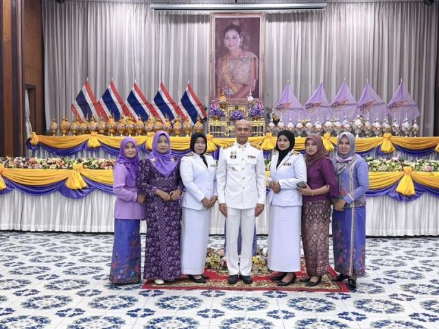 พิธีถวายเครื่องราชสักการะ วางพานพุ่ม