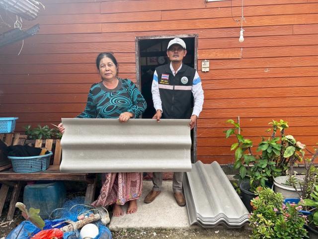 ลงพื้นที่ส่งมอบ กระเบื้อง และอุปกรณ์ซ่อมแซม ให้แก่ประชาชนผู้ได้รับผลกระทบ บ้านเรือนเสียหายจากวาตภัยจากพายุ