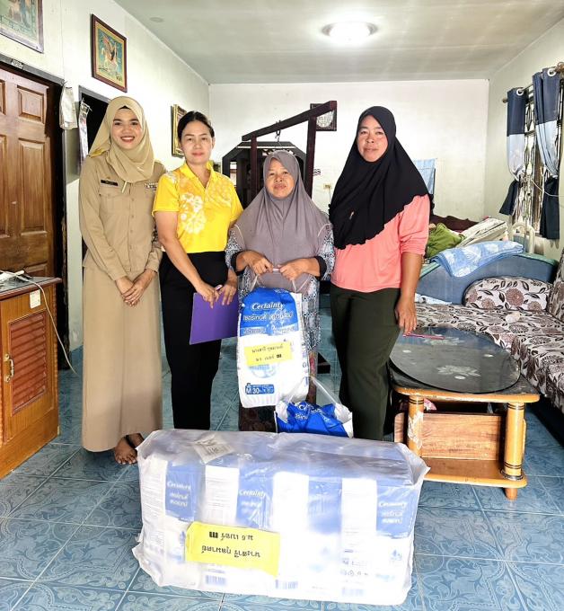 มอบผ้าอ้อมให้กับผู้สูงอายุที่มีภาวะพึ่งพิง  โดยงบประมาณสนับสนุนจากกองทุนหลักประกันสุขภาพ อบจ.กระบี่
