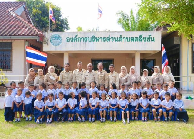 ร่วมถ่ายรูปกับน้อง ๆ นักเรียนบัญฑิตน้อยที่จบการศึกษาในปี 2565