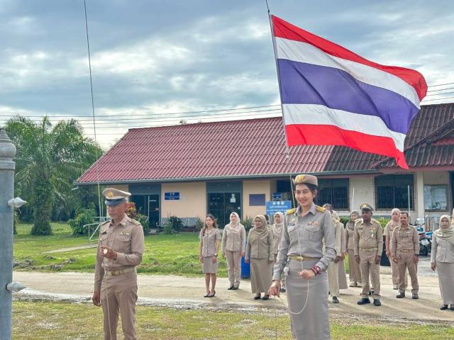 องค์การบริหารส่วนตำบลตลิ่งชันจัดกิจกรรมเคารพธงชาติและร้องเพลงชาติไทย